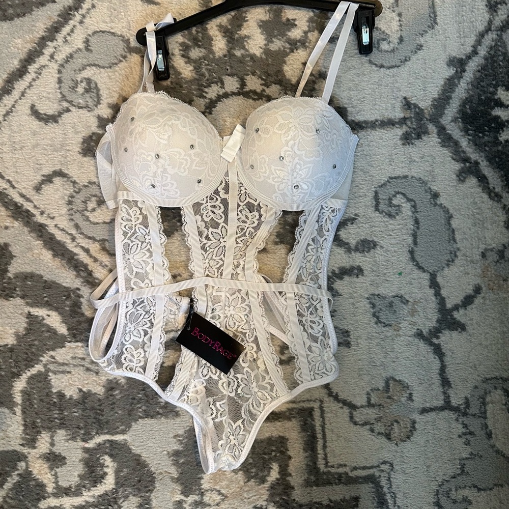WHITE LACE BODYSUIT